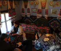 Ţara Lăpuşului. &Icirc;n Maramureş se poartă ouăle &bdquo;&icirc;mpiestrite&rdquo;